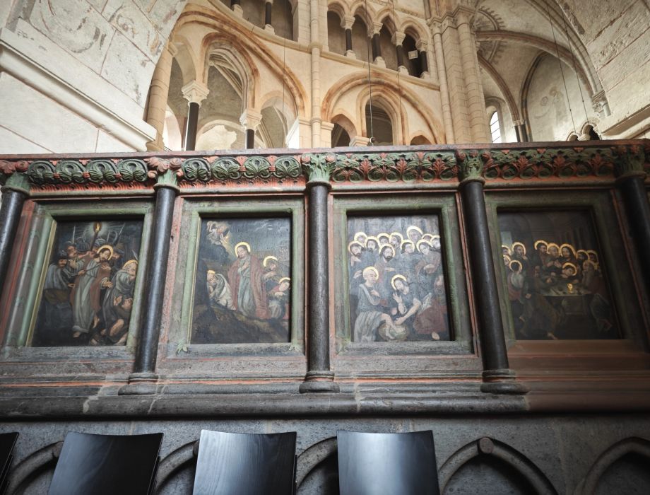 Limburger Dom - Mauer rund um den Chor mit Stationen des Leben Jesus