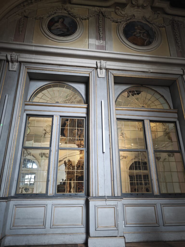 Auf dem Bild seht ihr die Fenster der Fürstenloge in der Schlosskirche Weilburg