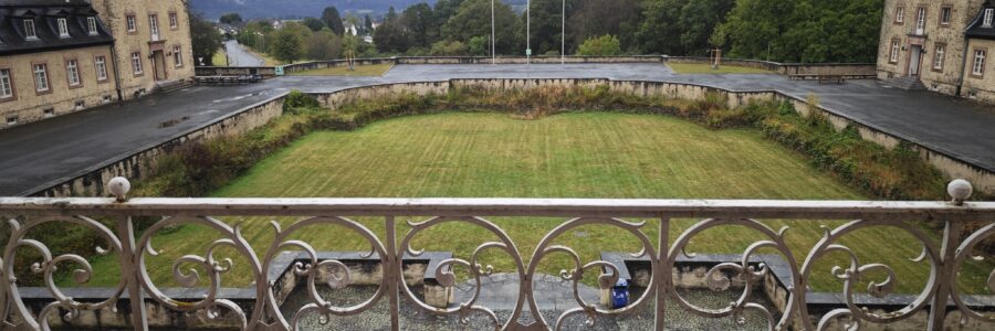 Auf dem Bild gibt es einen Blick vom Balkon im Windhof Weilburg