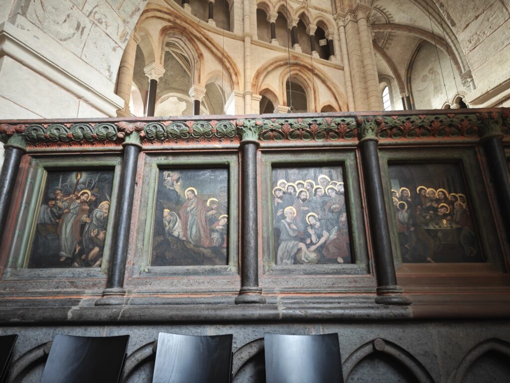 Limburger Dom - Mauer rund um den Chor mit Stationen des Leben Jesus