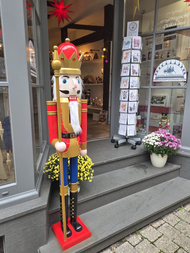 Ein mannshoher Nussknacker steht vor einem Geschäft in Limburg