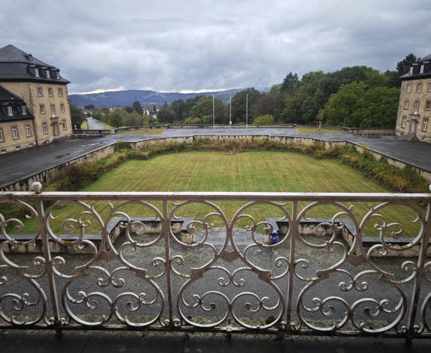 Auf dem Bild gibt es einen Blick vom Balkon im Windhof Weilburg