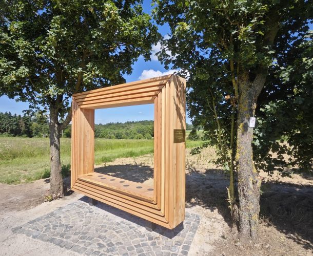Einweihung zu 50 Jahre Landkreis Limburg-Weilburg - die "Goldene Mitte" in Arfurt - ein Fenster mit Holzrahmen inmitten der Natur