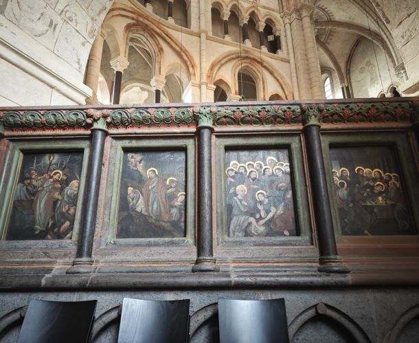 Limburger Dom - Mauer rund um den Chor mit Stationen des Leben Jesus