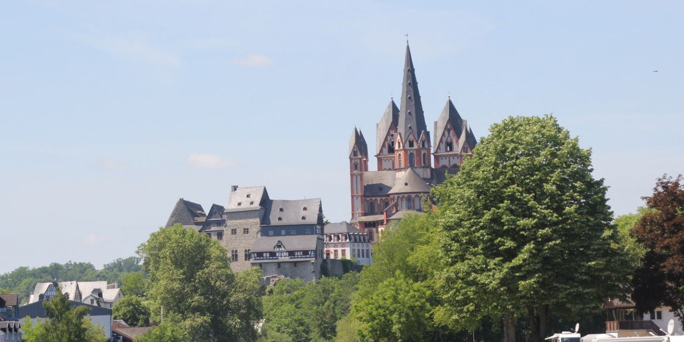 Lahntalschifffahrt Wappen von Limburg am Limburger Dom vorbei