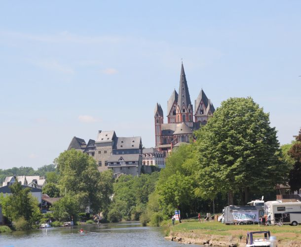 Lahntalschifffahrt Wappen von Limburg am Limburger Dom vorbei