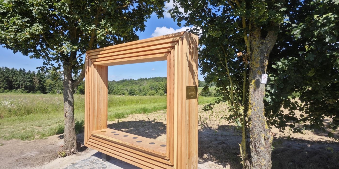 Einweihung zu 50 Jahre Landkreis Limburg-Weilburg - die "Goldene Mitte" in Arfurt - ein Fenster mit Holzrahmen inmitten der Natur