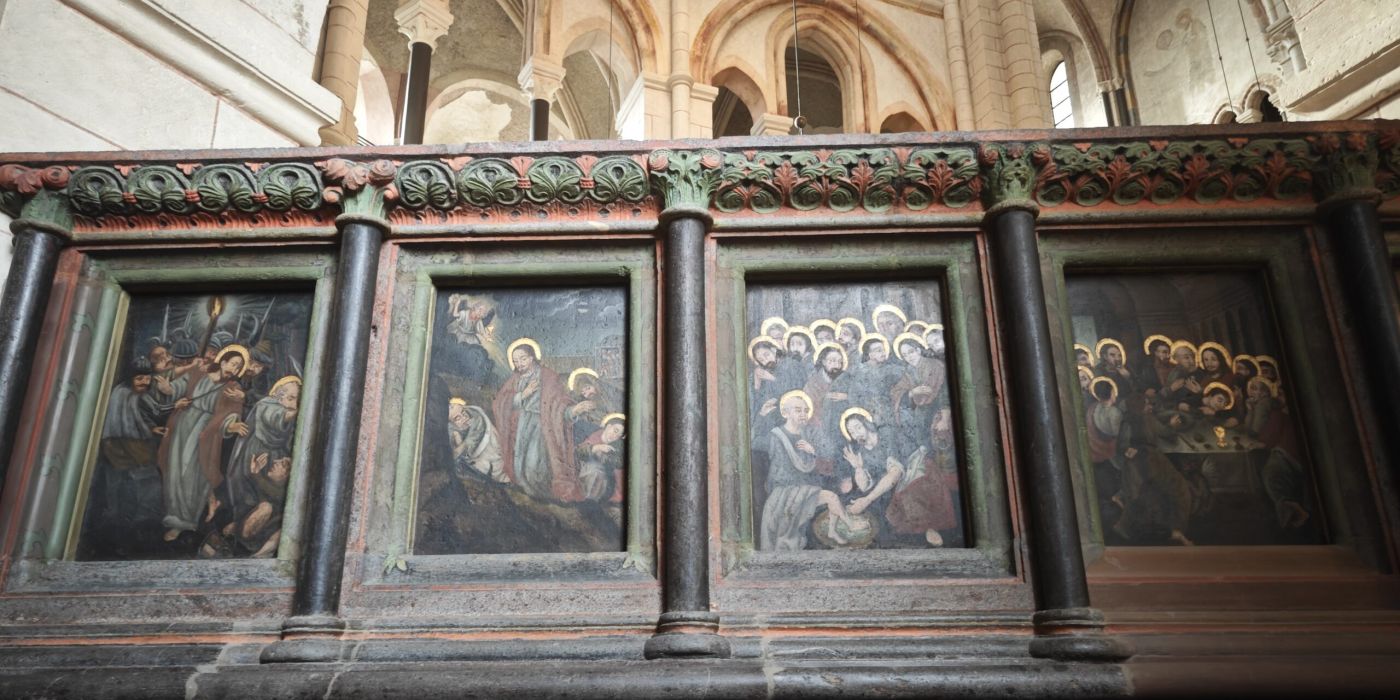 Limburger Dom - Mauer rund um den Chor mit Stationen des Leben Jesus